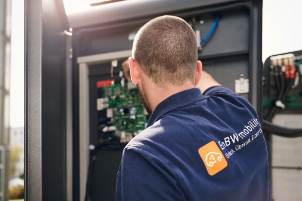 Monteur bei der Arbeit.