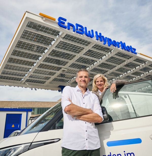 Ein mann und eine Frau vor einem EnBW HyperNetz Ladepark.