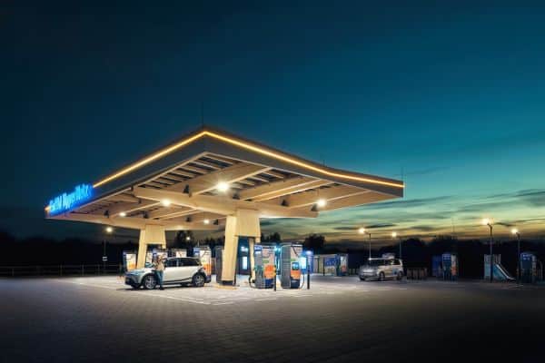 Der beleuchtete EnBW Ladepark bei Nacht.