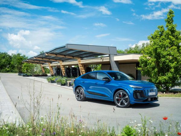 Audi Q6 e-tron in blau
