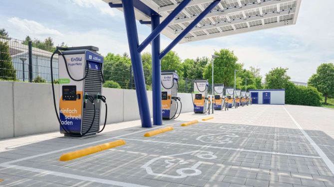 Wie lange lädt ein E-Auto? Ladezeit & Ladegeschwindigkeit im Vergleich