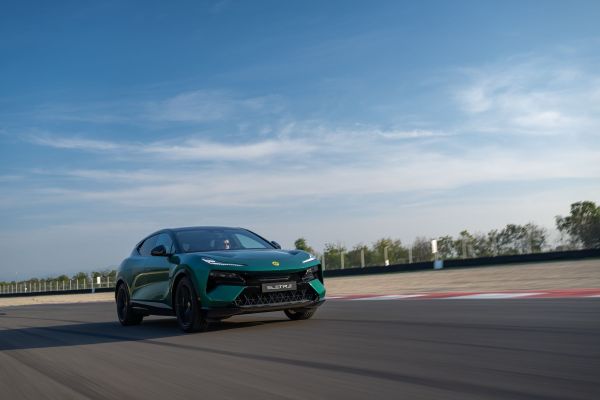 Lotus Eletre am Fahren