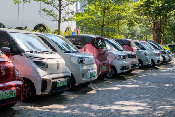Parkplatz mit chinesischen E-Autos