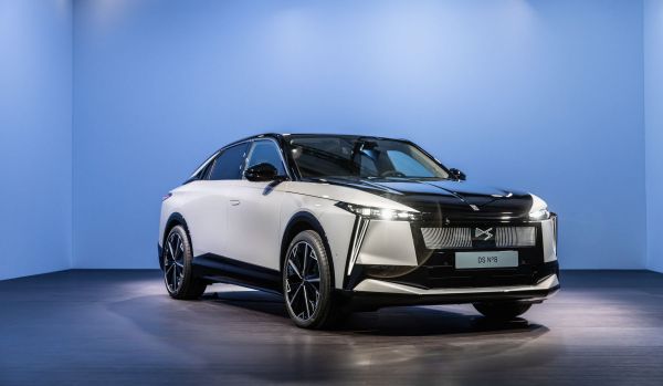 Der DS No 8 auf der Bühne vor hellblauem Hintergrund. 