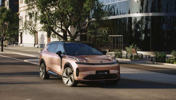Der Plug-in-Hybrid von Lynk und Co in der City