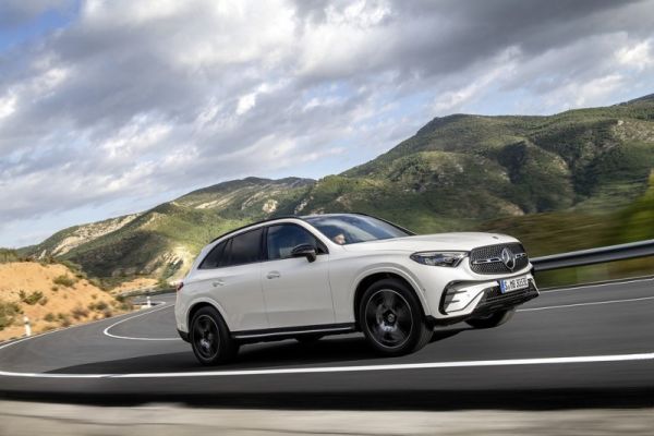 Mercedes GLE fährt durch Landschaft