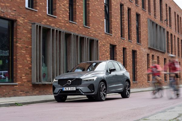 Der aktuelle Volvo XC60 Plug-in-Hybrid vor einem Bürogebäude