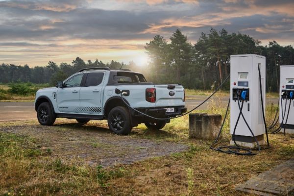 Ford Ranger wird an Ladesäule geladen