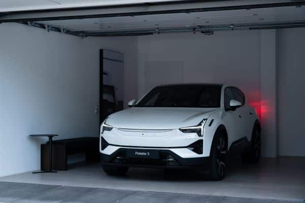 Ein weißer Polestar 3 steht in einer Garage.