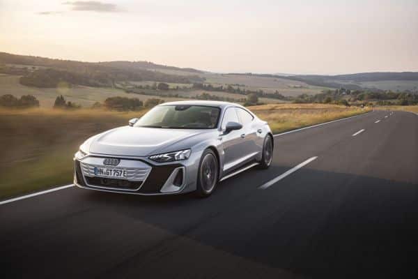 Der Audi e-Tron auf einer Schnellstraße