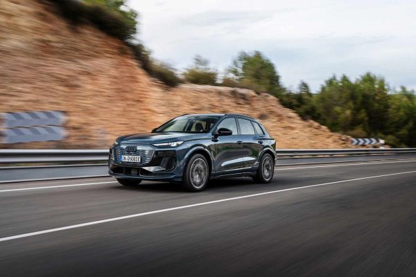 Audi Q6 e-tron auf Autobahn im Süden