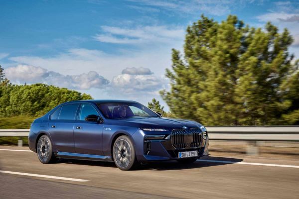 BMW i7 unterwegs auf einer Autobahn