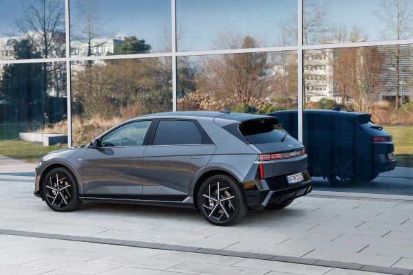 Der Hyundai Ioniq 5 vor einer Glasfront