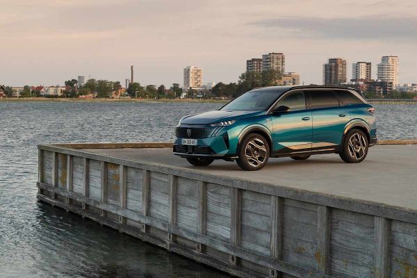 Peugeot E-5008 am Hafen