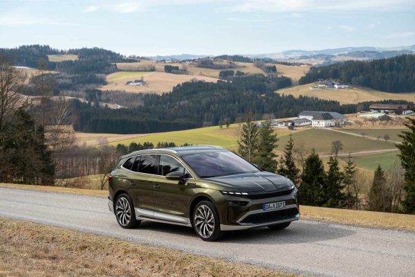 Das Elektroauto Skoda Enyaq auf einer Landstraße