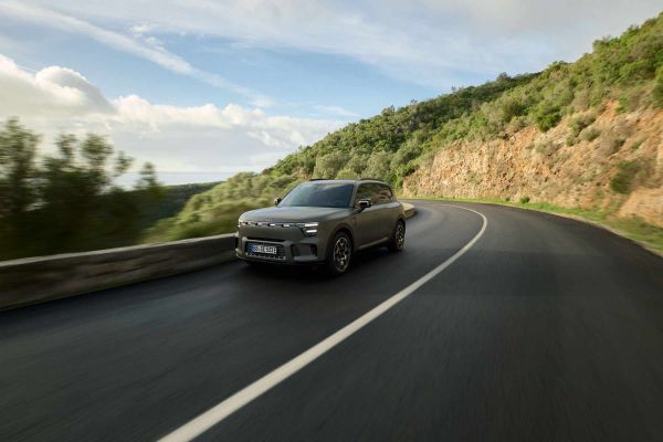 Smart #5 fährt auf Landstraße im Süden