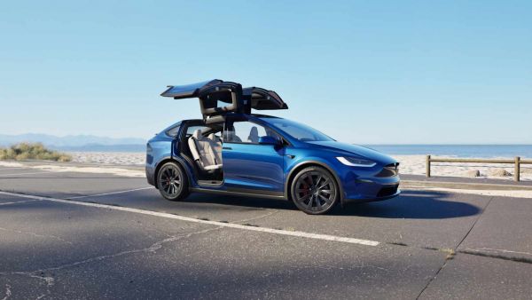 Tesla Model X mit offenen Flügeltüren