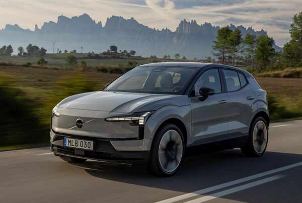 Der Volvo EX30 auf einer Landstraße in den Bergen