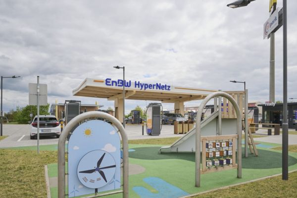 Spielplatz an E-Ladepark