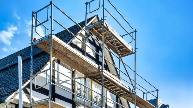 Haus Energieeffizienzklasse H sanieren: Kosten, Maßnahmen & Förderungen