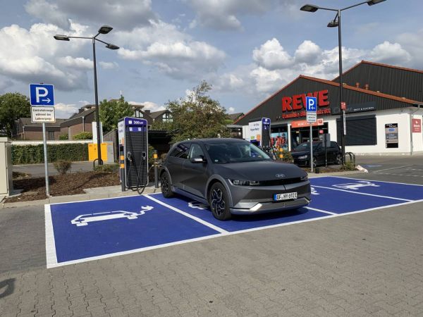 EnBW-Ladesäule am Rewe in Meerbusch