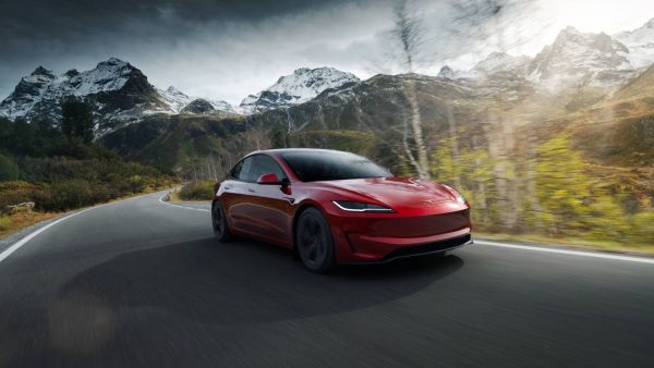 Roter Tesla Model 3 auf der Straße