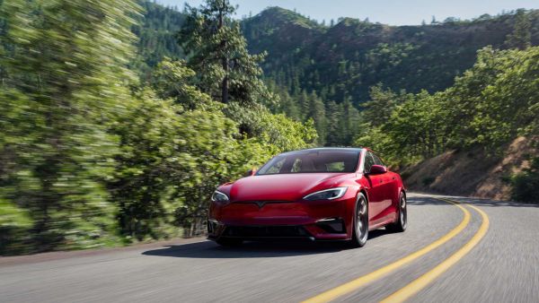 Roter Tesla Model S am Fahren
