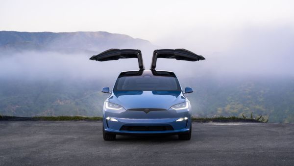 Tesla mit offenen Flügeltüren
