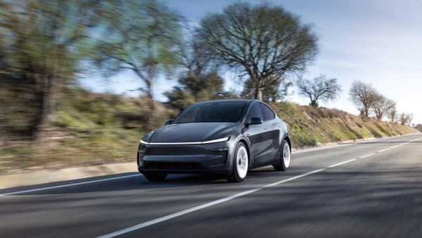 Tesla Model Y am Fahren