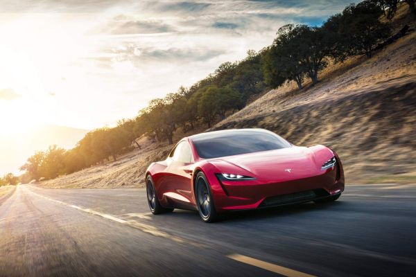 Roter Tesla auf der Straße