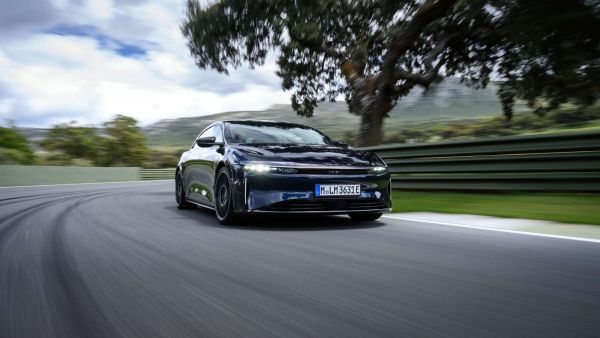 Ein Lucid Air am Fahren