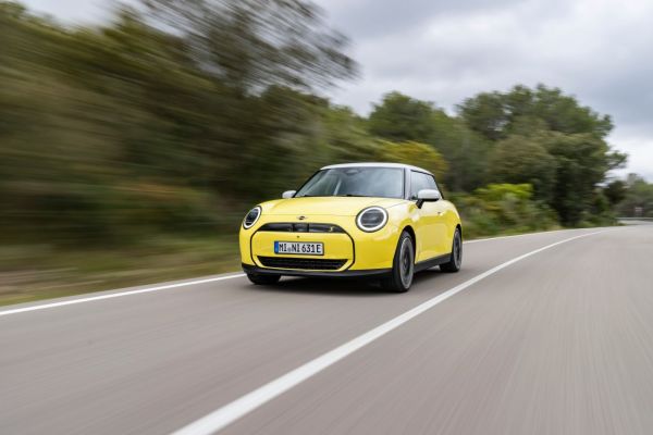 Gelber Mini fährt die Straße entlang.