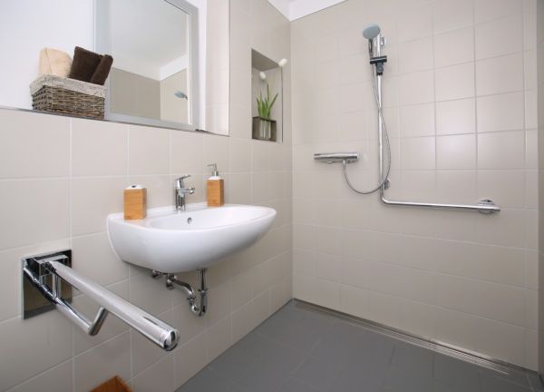 Barrierefreies Badezimmer mit bodentiefer Dusche