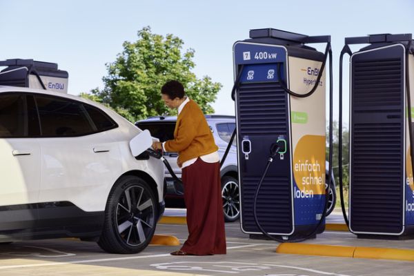 Frau lädt Auto am Ladepark der EnBW