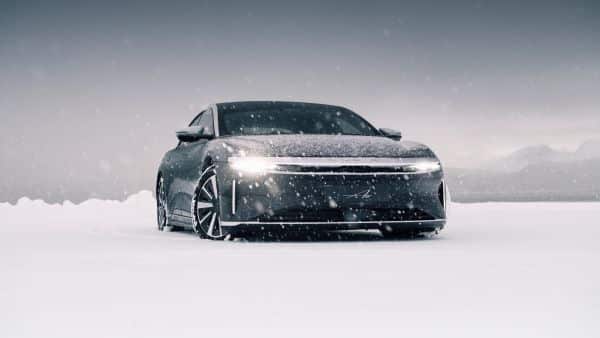 Lucid Air Grand Touring im Schnee.