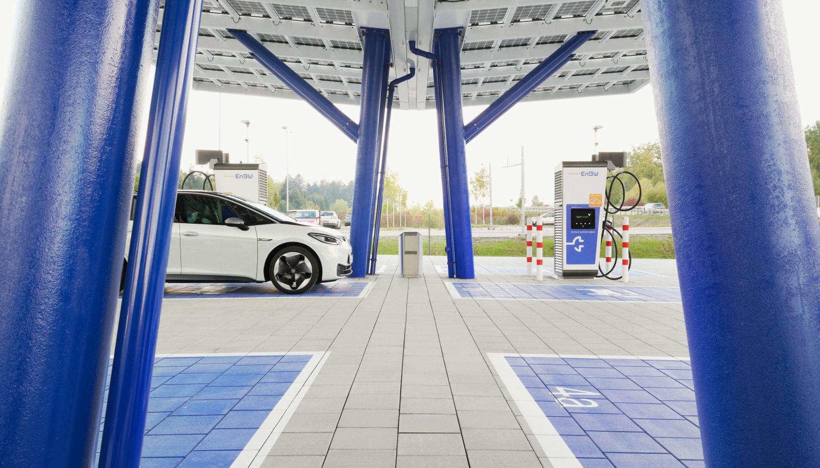 EnBW baut zwölf überdachte Schnellladepunkte an der A9 EnBW